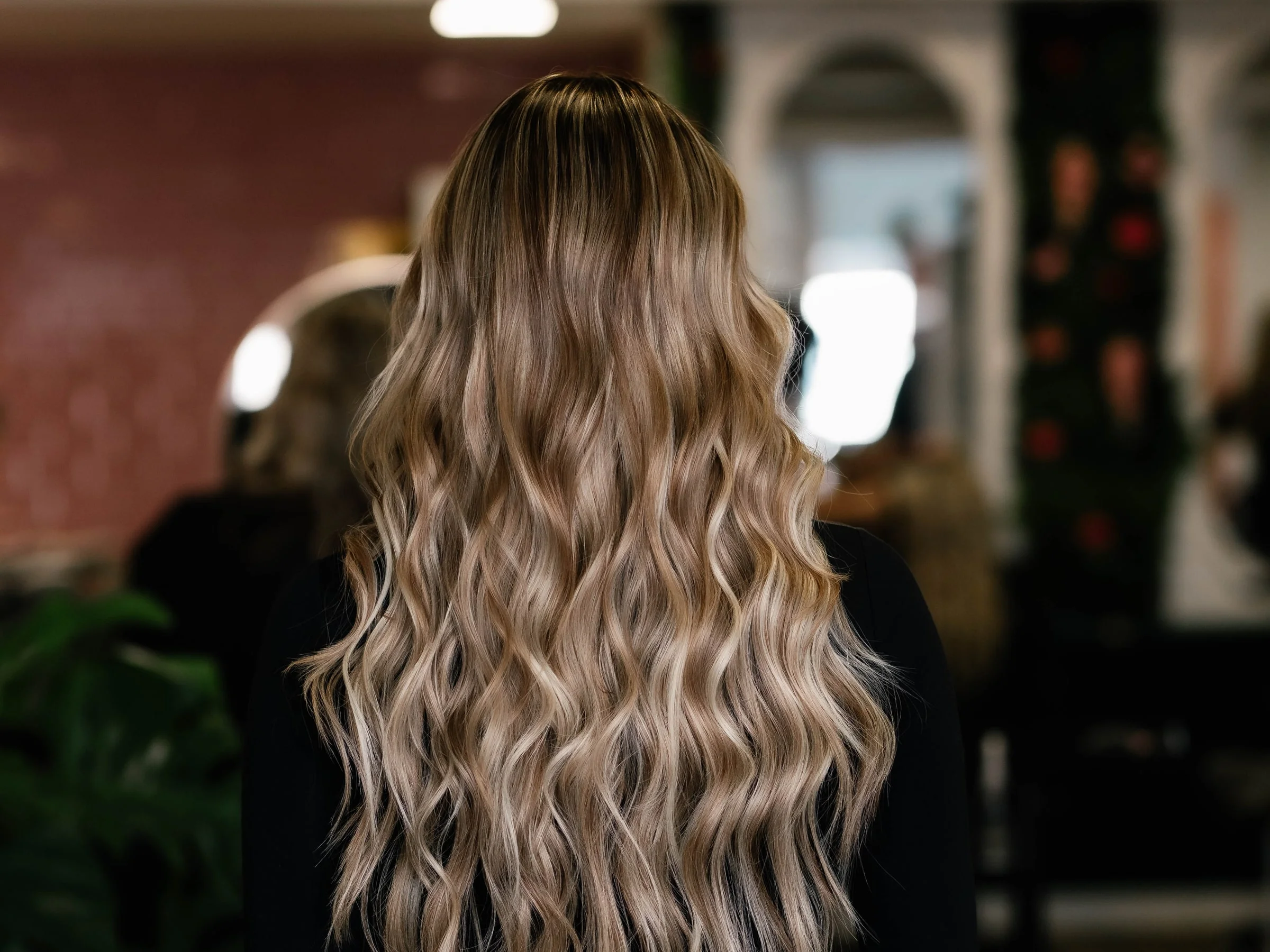 Lange losse krullen met zachte blonde overgangen, van achteren gezien