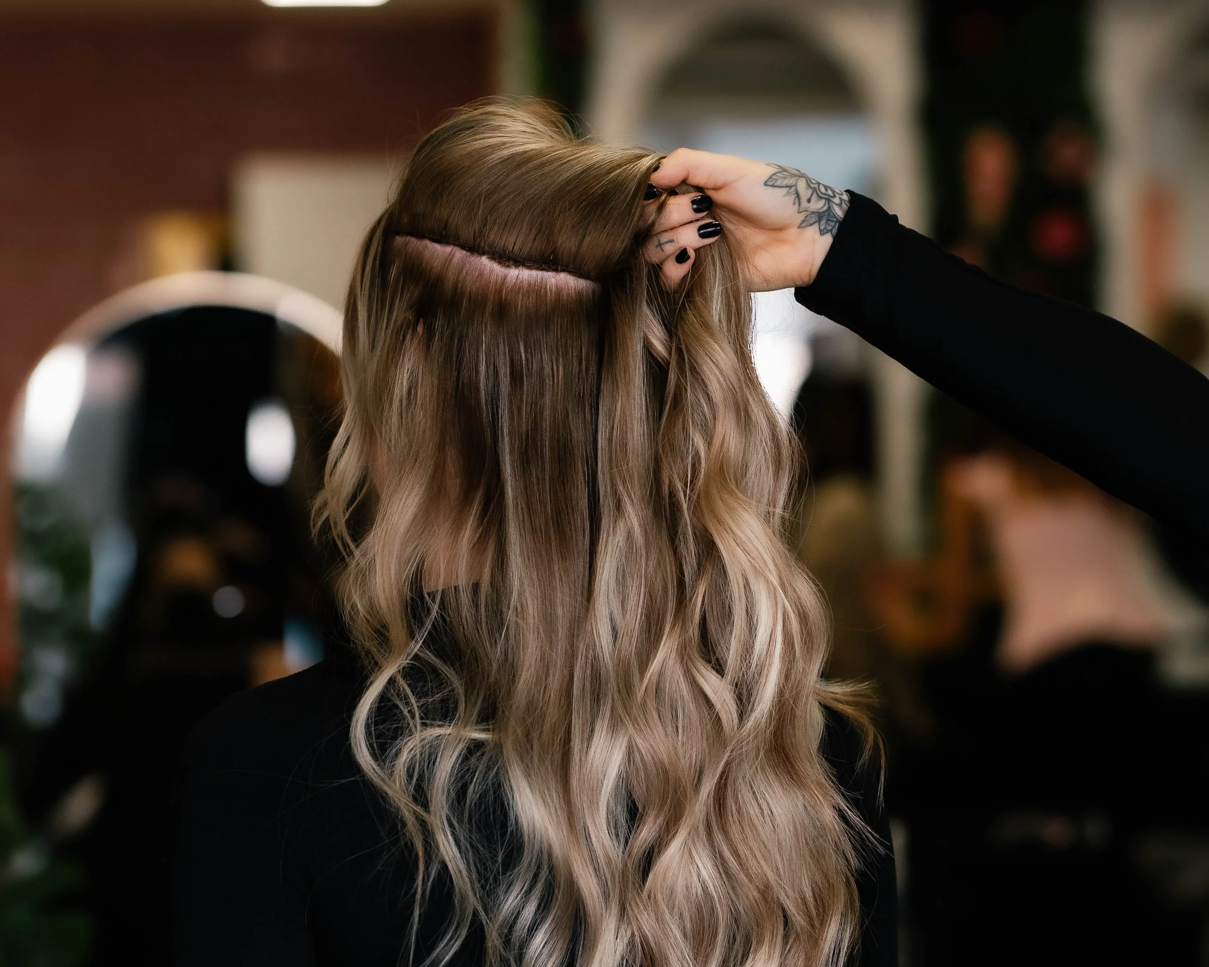 Rij extensions in lang golvend haar, onzichtbaar onder het bovenhaar