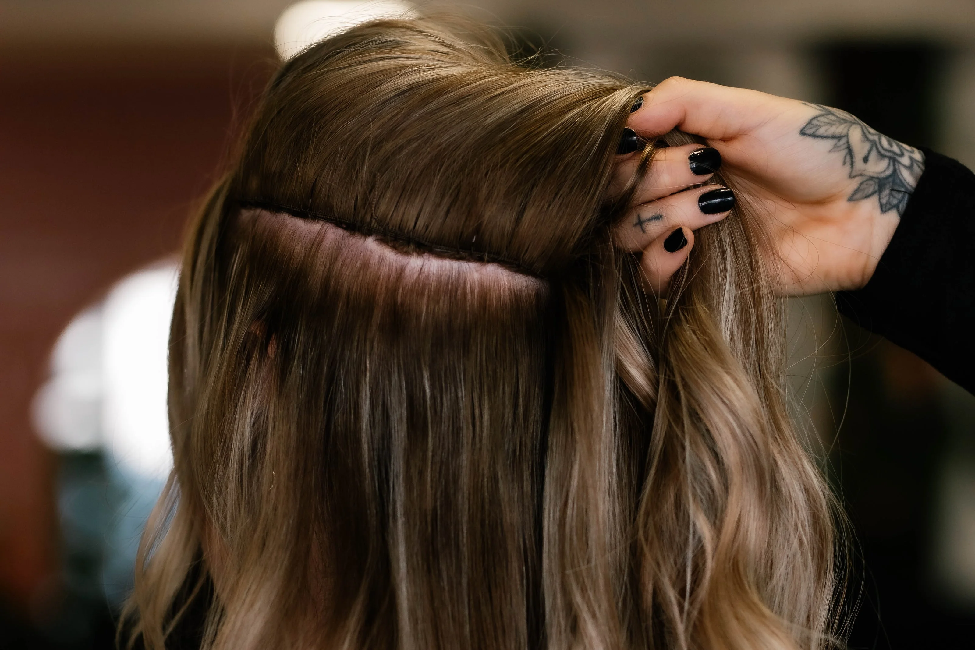 Rij Mermaid Wave Extensions in lang golvend haar, zichtbaar als het bovenhaar wordt opgetild
