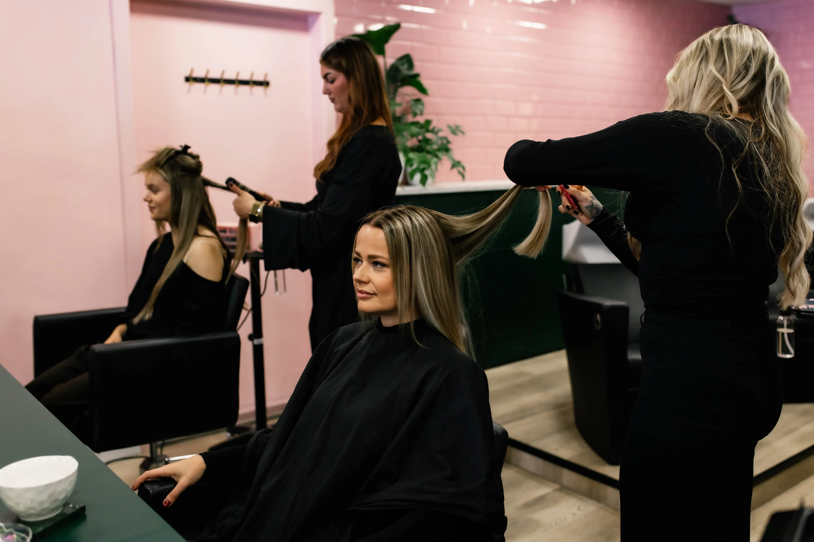 Stylisten aan het werk bij twee klanten voor de roze tegelwand
